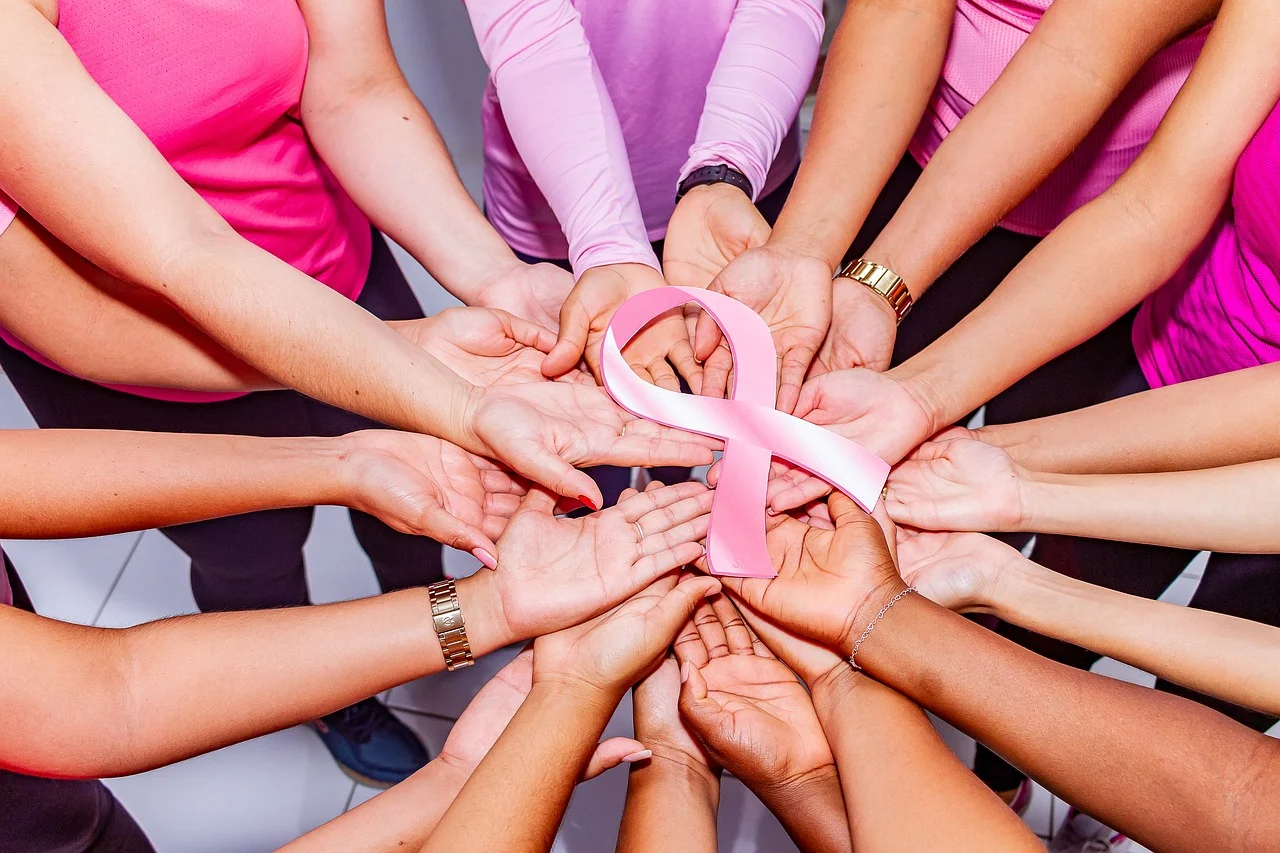 Participantes de la caminata de sensibilización contra el cáncer de mama.
