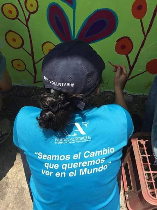 Voluntarios participando en la renovación y pintura del Polideportivo de Cartago.